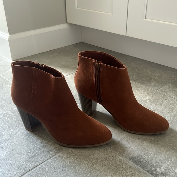 Old Navy Ankle Boots! Size 8! Brand New- Never Worn Before! - Picture 2 of 8